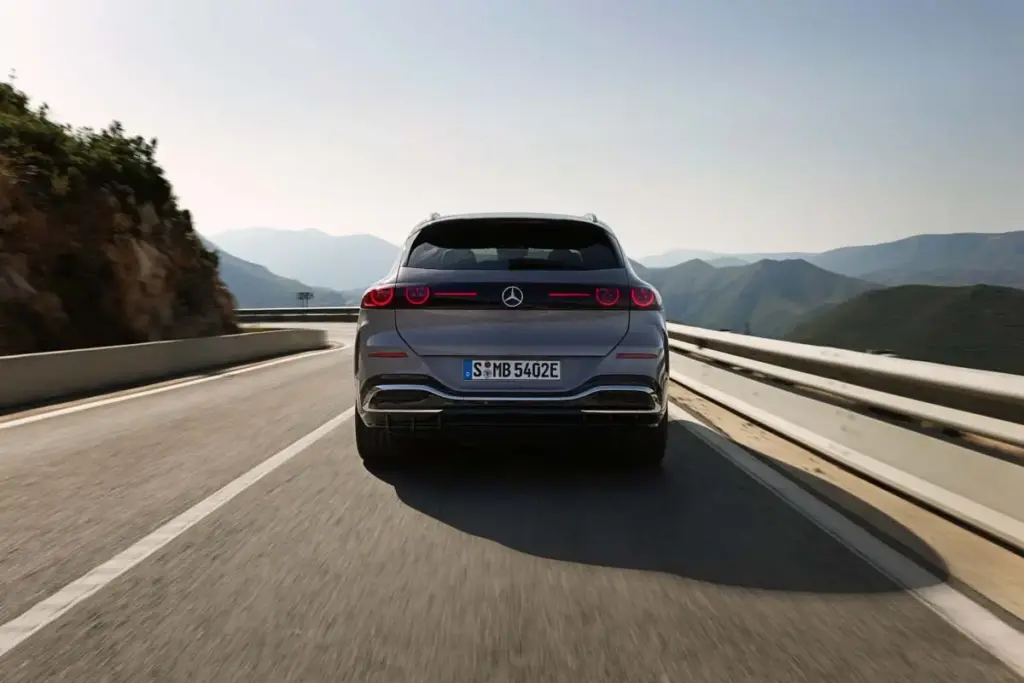 Kimi Antonelli, el piloto líder del Mundial de F1, protagoniza la nueva campaña del Mercedes-Benz GLC eléctrico rodada en Madrid 5 Motor16 KIMI ANTONELLI MERCEDES BENZ GLC ELETRICO3 Motor16