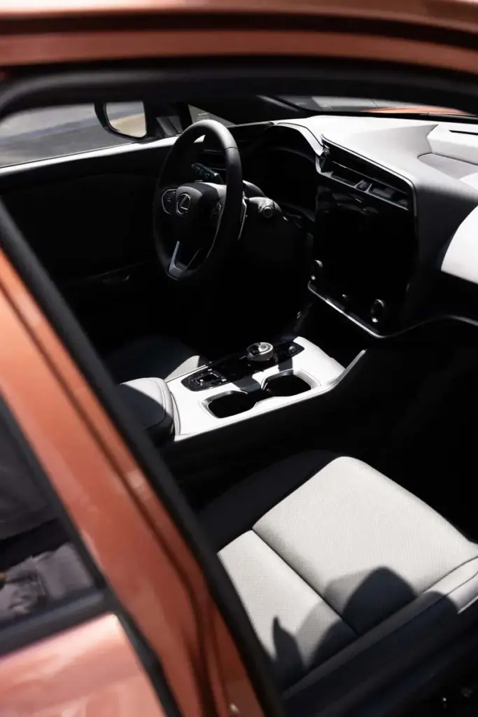 Lexus x Silbon: la firma cordobesa que viste ahora a los comerciales de la marca premium de Toyota 9 Motor16 LEXUS SILBON9 Motor16