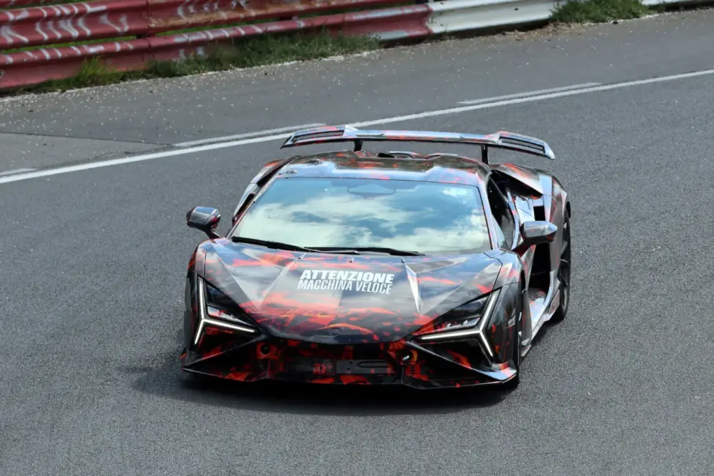 Lamborghini Revuelto SV espia 1 Motor16