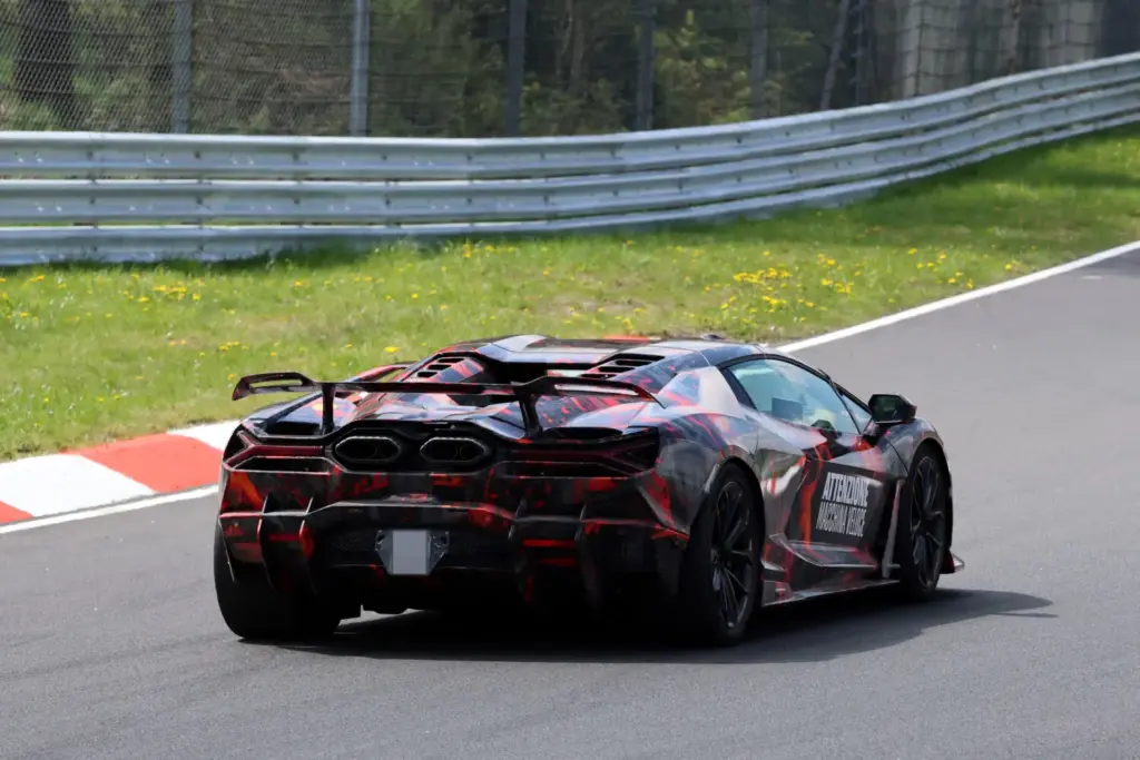Lamborghini Revuelto SV espia 13 Motor16