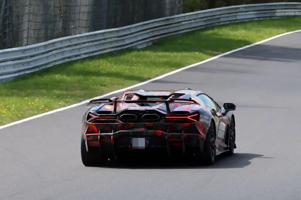Lamborghini Revuelto SV espia 15 Motor16