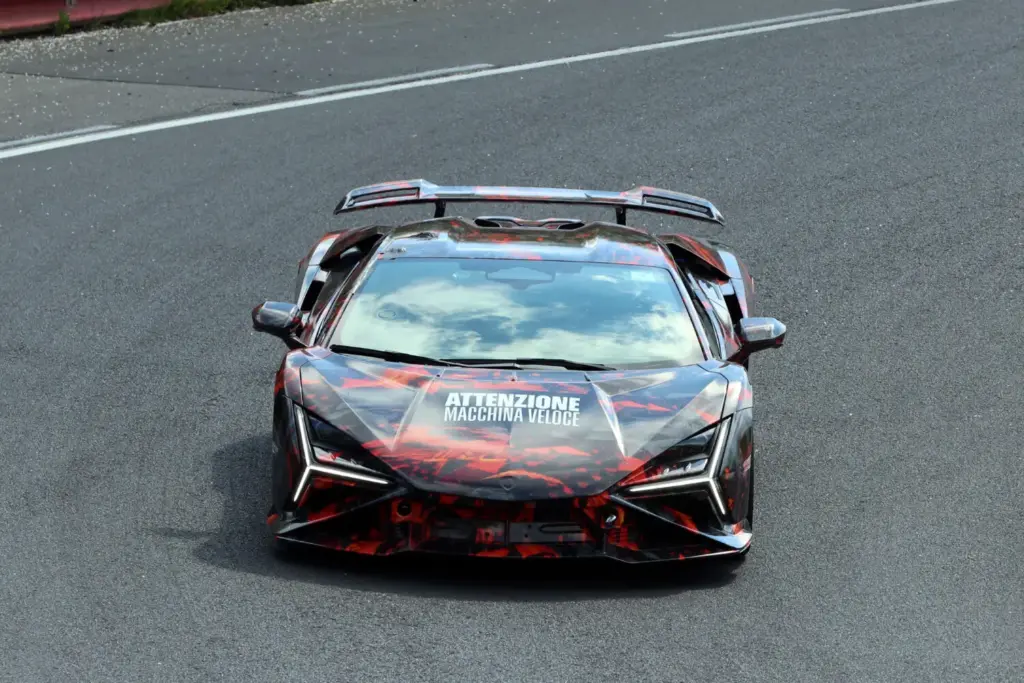 Lamborghini Revuelto SV espia 2 Motor16