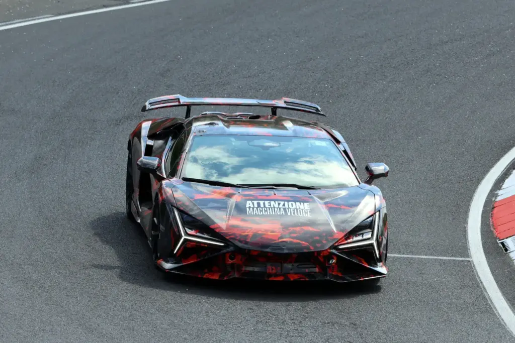 Lamborghini Revuelto SV espia 3 Motor16