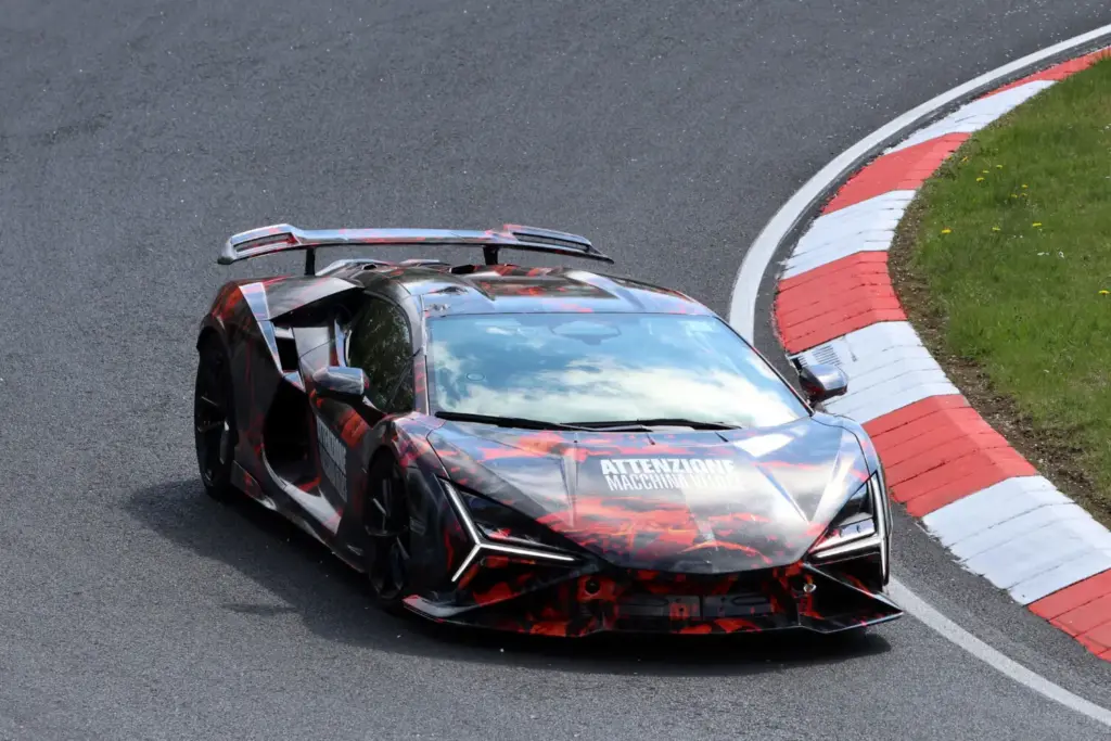 Lamborghini Revuelto SV espia 4 Motor16