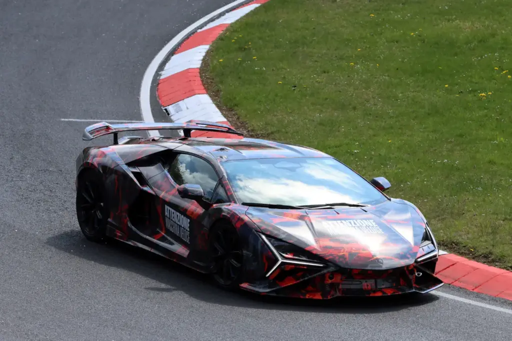 Lamborghini Revuelto SV espia 5 Motor16