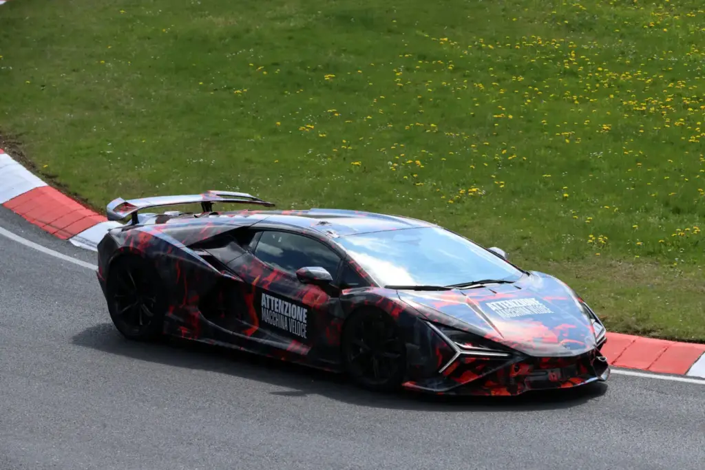 Lamborghini Revuelto SV espia 6 Motor16