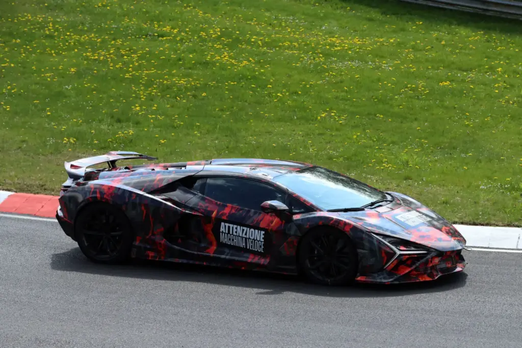 Lamborghini Revuelto SV espia 7 Motor16