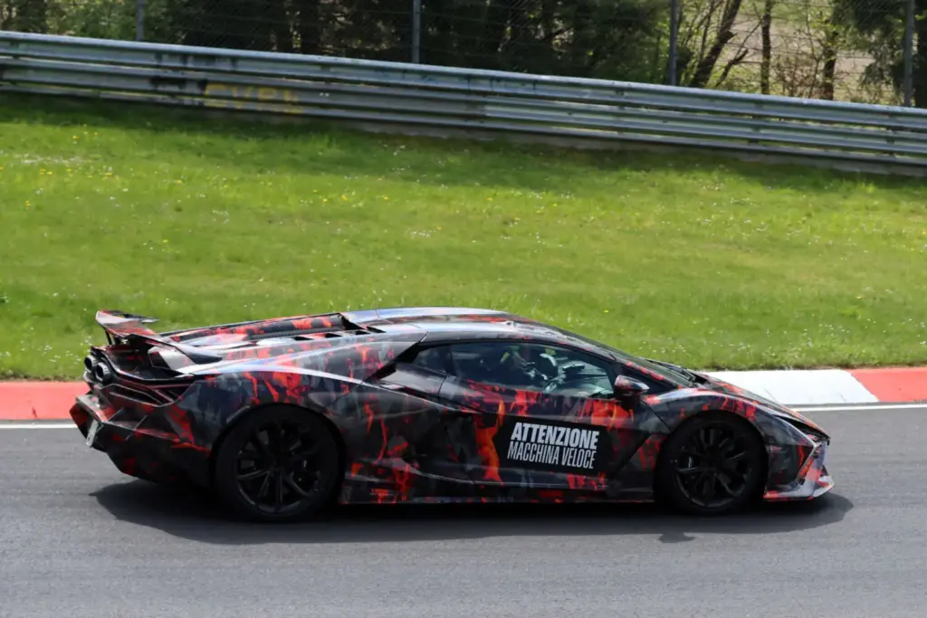 Lamborghini Revuelto SV espia 9 Motor16