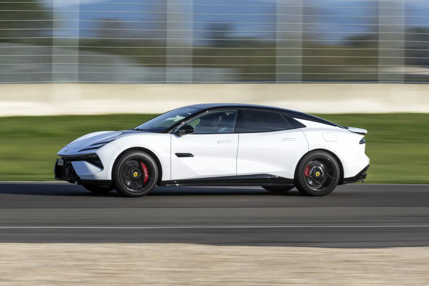 Lotus Emeya, la berlina eléctrica que redefine el ADN deportivo de la marca