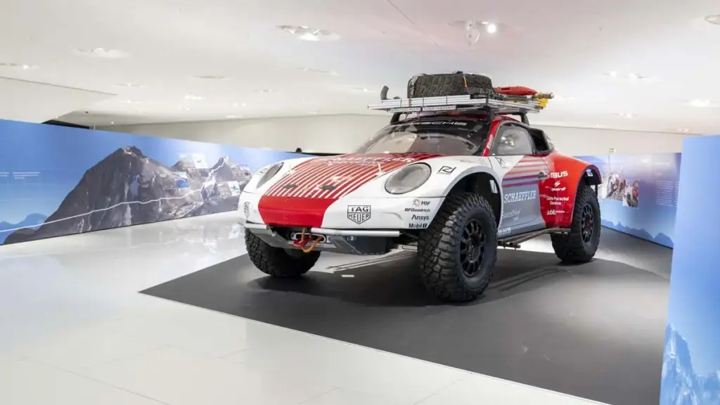 Los dos Porsche 911 que conquistaron el volcán más alto del mundo ya tienen su exposición 1 Motor16 Porsche, récord, altitud, 911, exposición