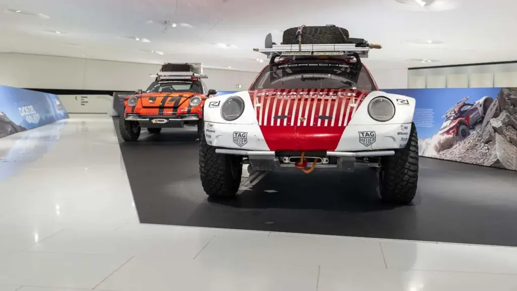 Los dos Porsche 911 que conquistaron el volcán más alto del mundo ya tienen su exposición 3 Motor16 Porsche, récord, altitud, 911, exposición