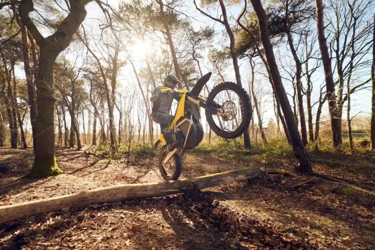 Radian EXR: la enduro eléctrica de 70 CV que acaba con la ansiedad por la autonomía