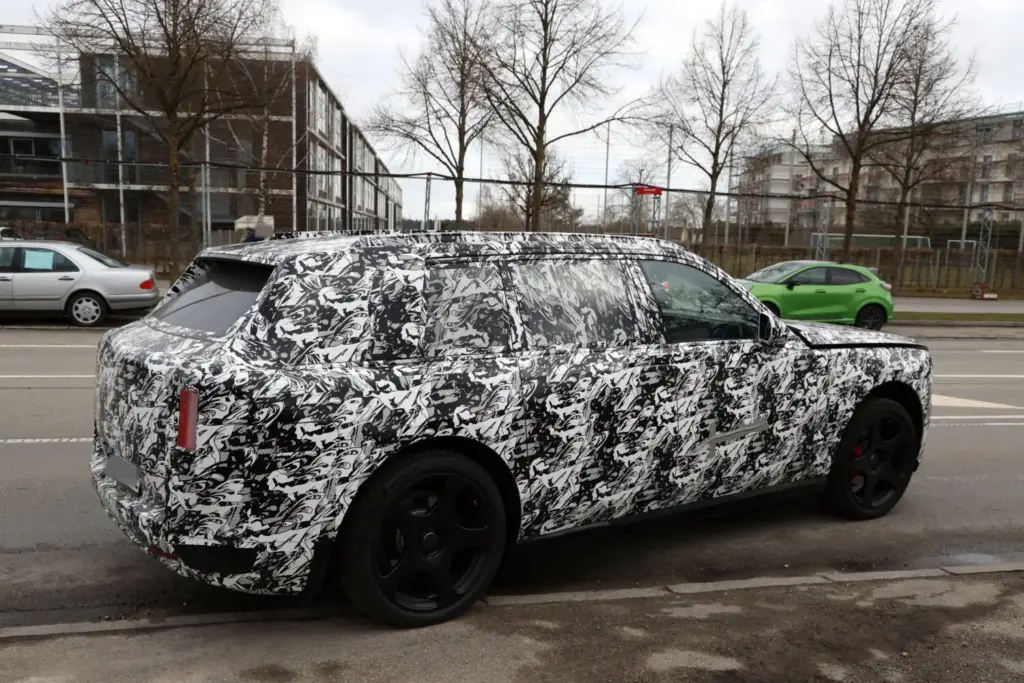 El primer SUV eléctrico de Rolls-Royce desvela uno de sus secretos 25 Motor16 Rolls Royce SUV EV 24 Motor16