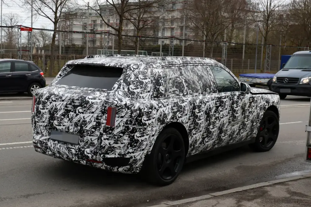 El primer SUV eléctrico de Rolls-Royce desvela uno de sus secretos 28 Motor16 Rolls Royce SUV EV 27 Motor16