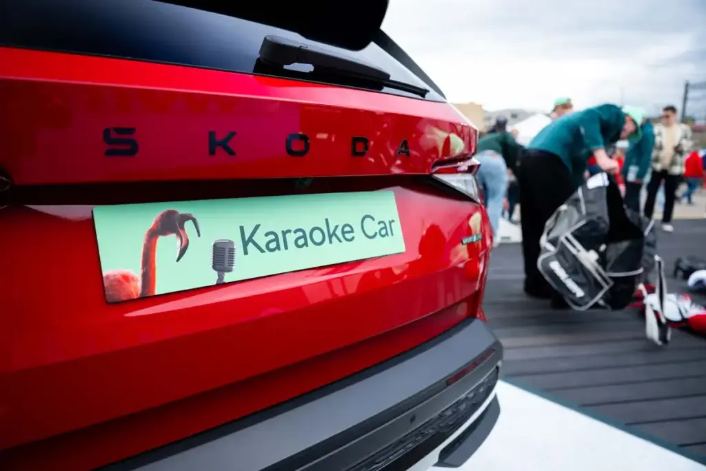 Škoda convierte su eléctrico Elroq en un karaoke para el Mundial de Hockey sobre Hielo 1 Motor16 Škoda, Mundial de Hockey sobre hielo, Elroq