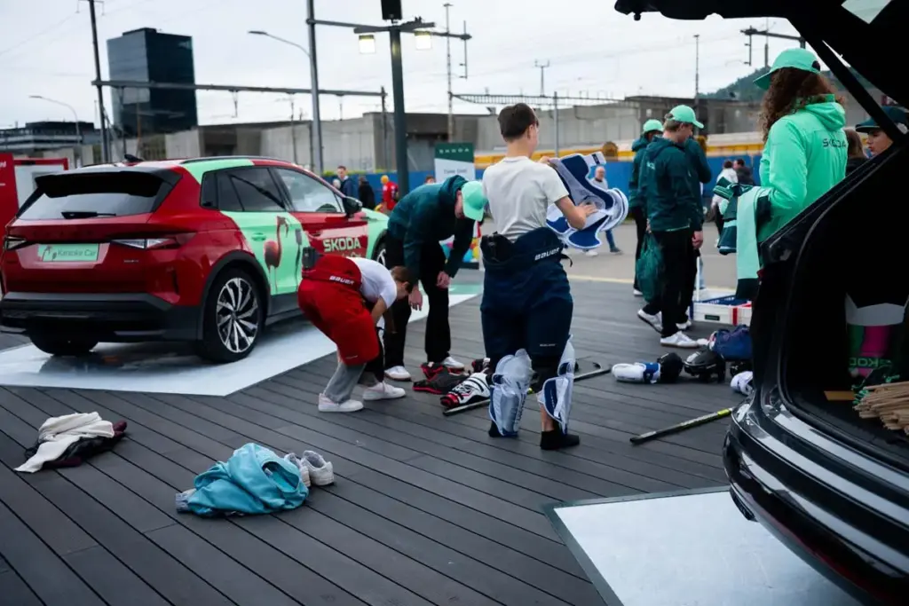 Škoda convierte su eléctrico Elroq en un karaoke para el Mundial de Hockey sobre Hielo 15 Motor16 SKODA Mundial de Hockey sobre Hielo elroq karaoke13 Motor16