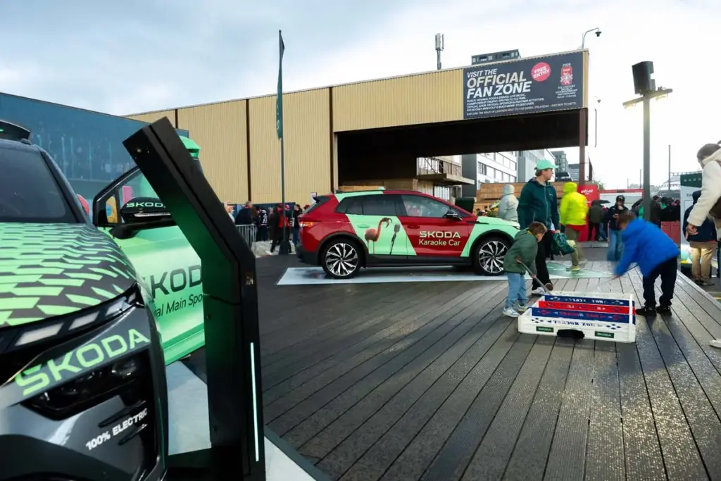 Škoda convierte su eléctrico Elroq en un karaoke para el Mundial de Hockey sobre Hielo 19 Motor16 SKODA Mundial de Hockey sobre Hielo elroq karaoke17 Motor16