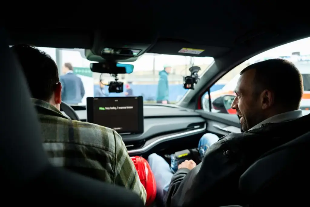 Škoda convierte su eléctrico Elroq en un karaoke para el Mundial de Hockey sobre Hielo 7 Motor16 SKODA Mundial de Hockey sobre Hielo elroq karaoke3 Motor16