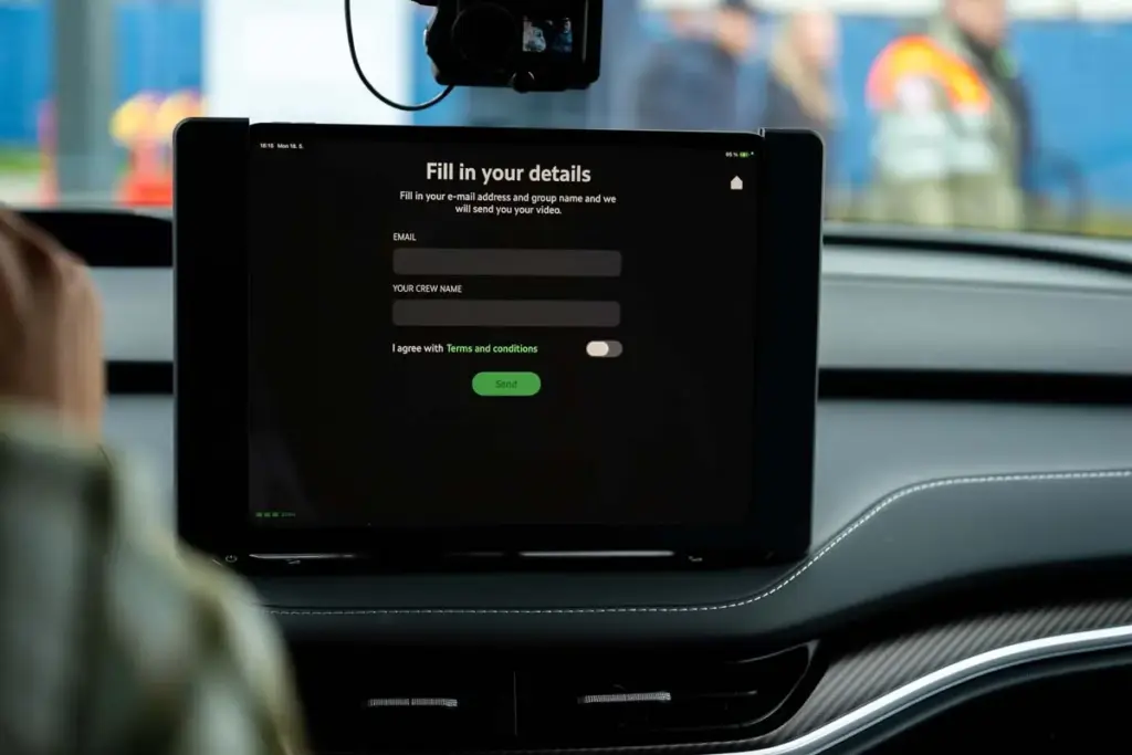 Škoda convierte su eléctrico Elroq en un karaoke para el Mundial de Hockey sobre Hielo 8 Motor16 SKODA Mundial de Hockey sobre Hielo elroq karaoke5 Motor16