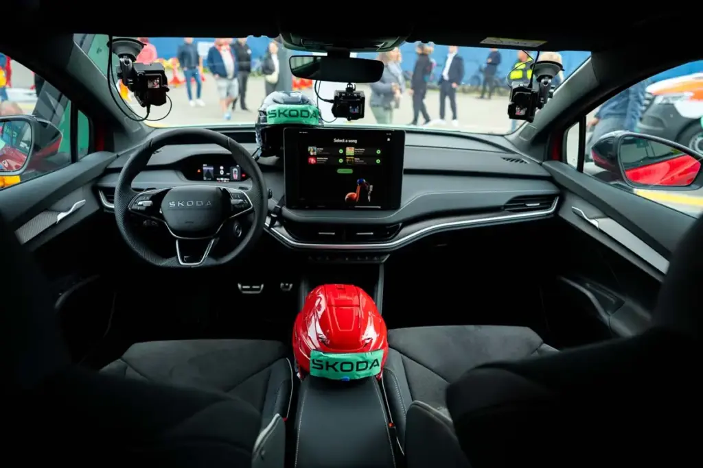 Škoda convierte su eléctrico Elroq en un karaoke para el Mundial de Hockey sobre Hielo 9 Motor16 SKODA Mundial de Hockey sobre Hielo elroq karaoke6 Motor16