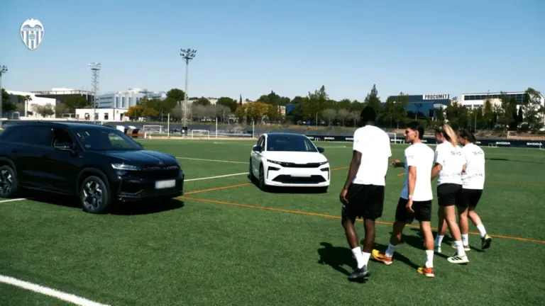 Los jugadores del Valencia CF estrenan los nuevos Škoda Enyaq Coupé eléctrico y Kodiaq mild-hybrid