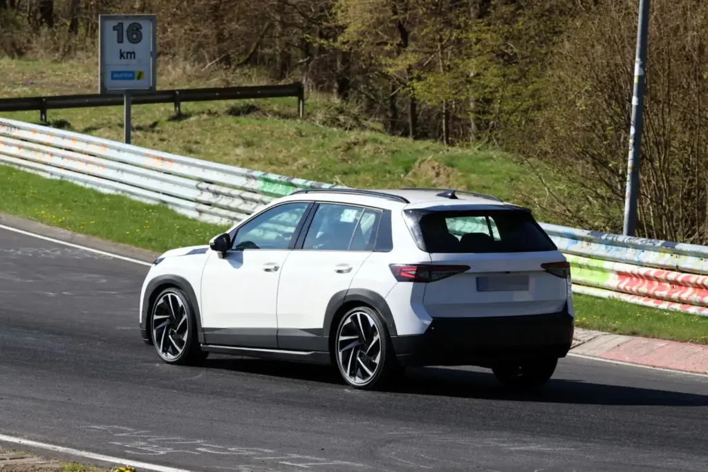 Skoda Epiq 2026 espia Nurburgring 10 Motor16