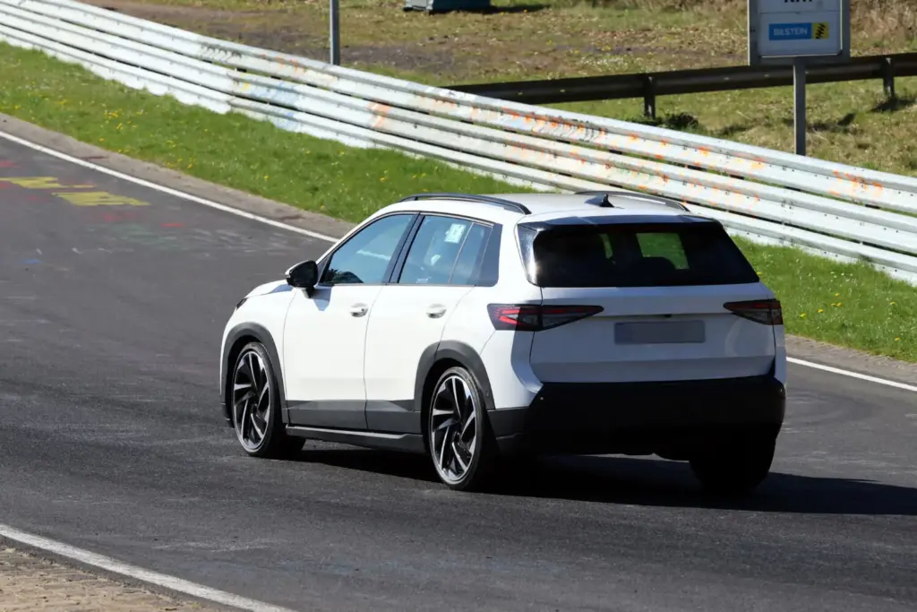 Skoda Epiq 2026 espia Nurburgring 11 Motor16