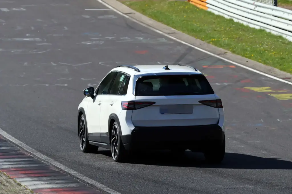 Skoda Epiq 2026 espia Nurburgring 13 Motor16