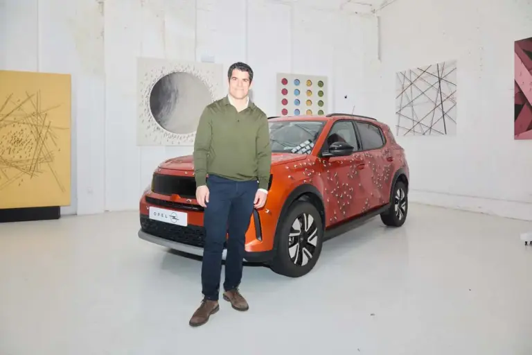 Jaime Monge, el artista que encandiló a Jeff Bezzos, subasta su Opel Frontera personalizado en Cannes