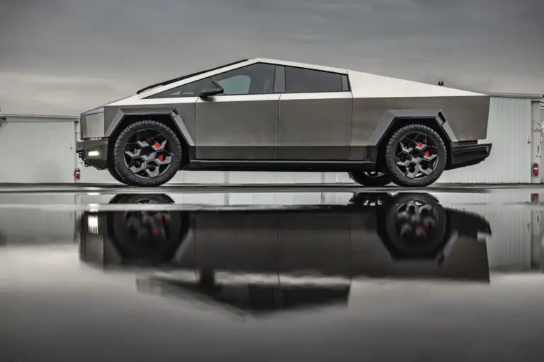 Si el Tesla Cybertruck te parece soso, Unplugged Performance es la respuesta a tus plegarias