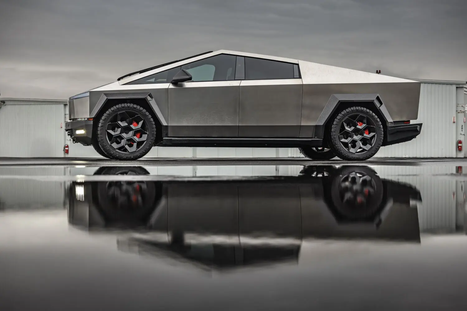Si el Tesla Cybertruck te parece soso, Unplugged Performance es la respuesta a tus plegarias