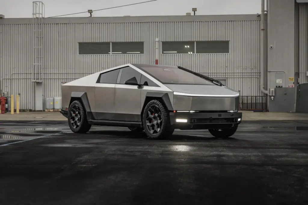 Si el Tesla Cybertruck te parece soso, Unplugged Performance es la respuesta a tus plegarias 7 Motor16 Tesla Cybertruck UP INVINCIBLE CYBRHEX Wheels Steel Bumper 3Quarter Front Wet Pavement Unplugged Performance Motor16