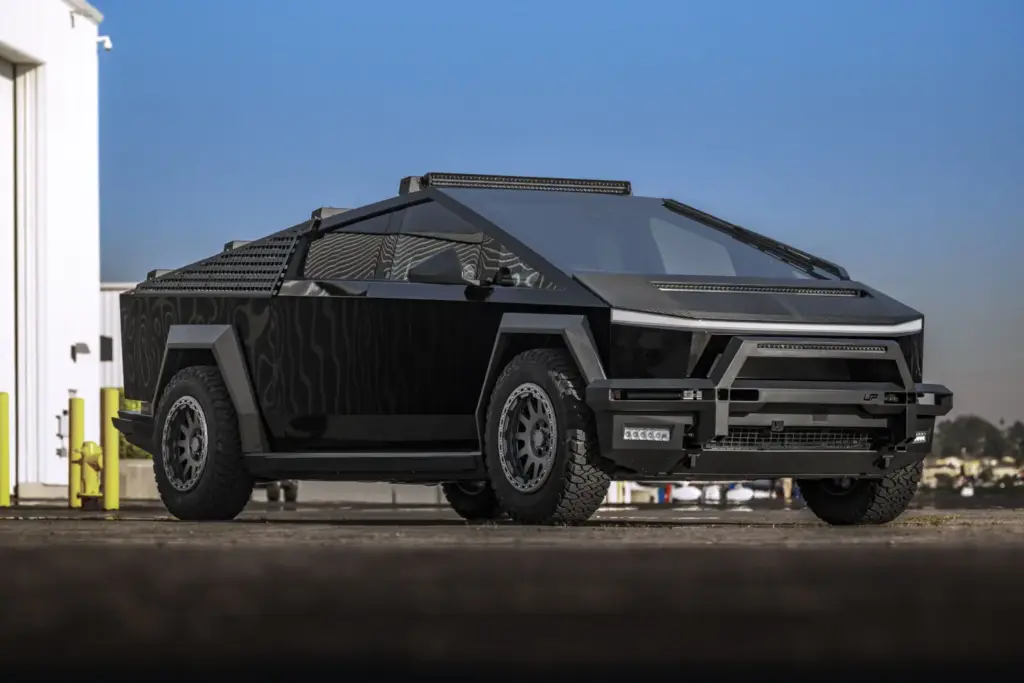 Si el Tesla Cybertruck te parece soso, Unplugged Performance es la respuesta a tus plegarias 6 Motor16 Tesla Cybertruck UP INVINCIBLE Expedition Build Steel Bumper Roof Rack LED Bar Unplugged Performance Motor16