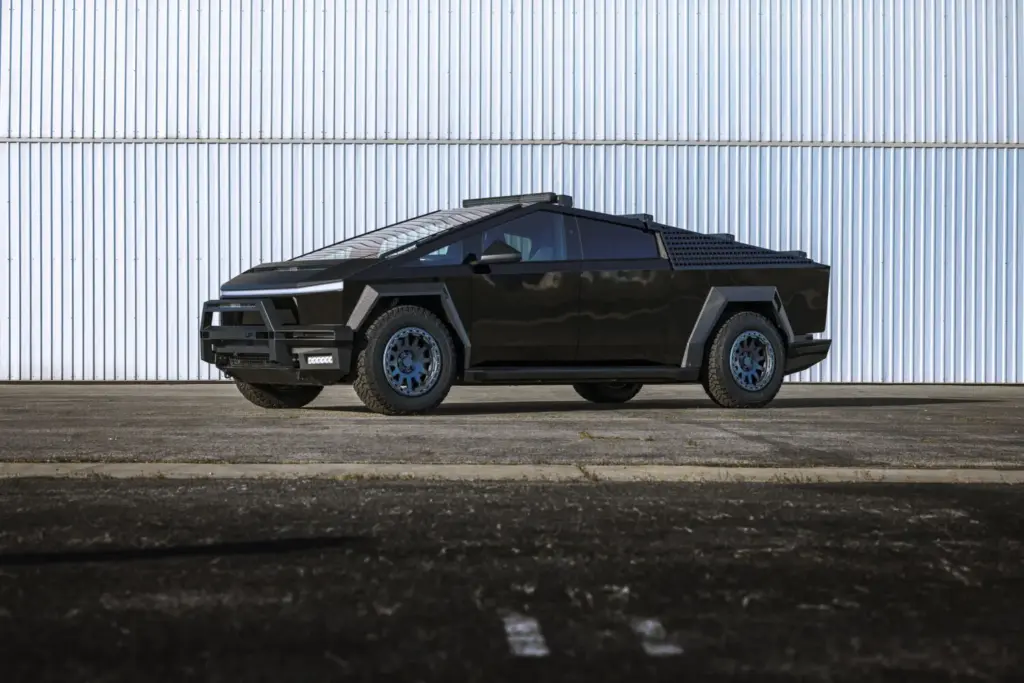 Si el Tesla Cybertruck te parece soso, Unplugged Performance es la respuesta a tus plegarias 3 Motor16 Tesla Cybertruck UP INVINCIBLE Full Armor Build Side Profile Unplugged Performance Motor16