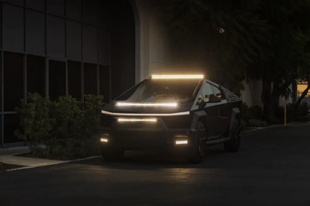 Si el Tesla Cybertruck te parece soso, Unplugged Performance es la respuesta a tus plegarias 1 Motor16 Tesla Cybertruck UP INVINCIBLE Pretty Fn Bright LED Light Package Night Shot Unplugged Performance Motor16