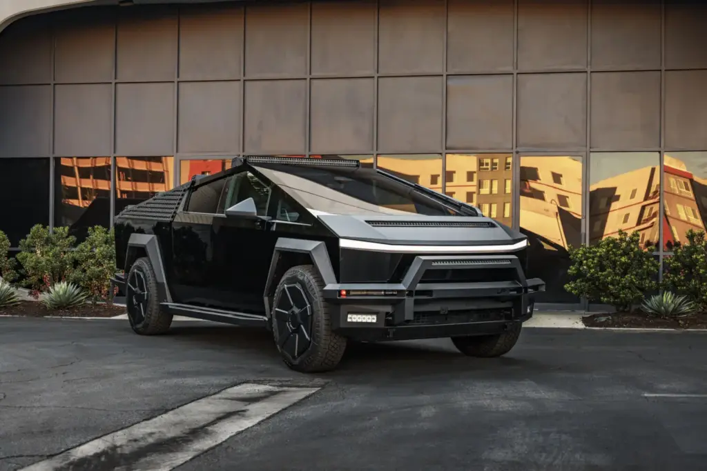 Si el Tesla Cybertruck te parece soso, Unplugged Performance es la respuesta a tus plegarias 4 Motor16 Tesla Cybertruck UP INVINCIBLE Steel Bumpers Rock Sliders LED Bar 3Quarter Front Unplugged Performance Motor16