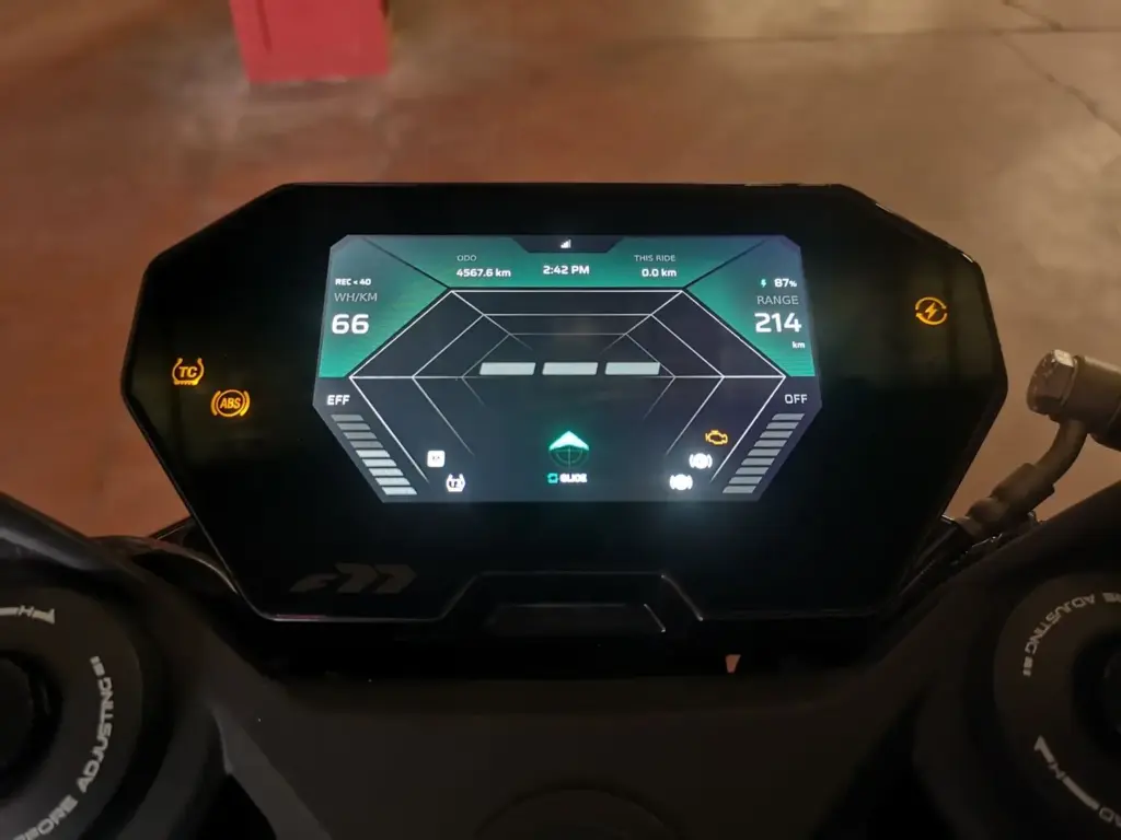 Prueba de la Ultraviolette F77 Mach 2 Recon: La deportividad del futuro ya está aquí 3 Motor16 Ultraviolette F77 Mach2 Recon prueba 18 Motor16