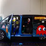 PAC-MAN cumple 45 años y Volkswagen le rinde un homenaje con un ID. Buzz personalizado