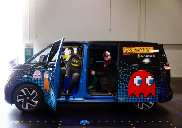 PAC-MAN cumple 45 años y Volkswagen le rinde un homenaje con un ID. Buzz personalizado