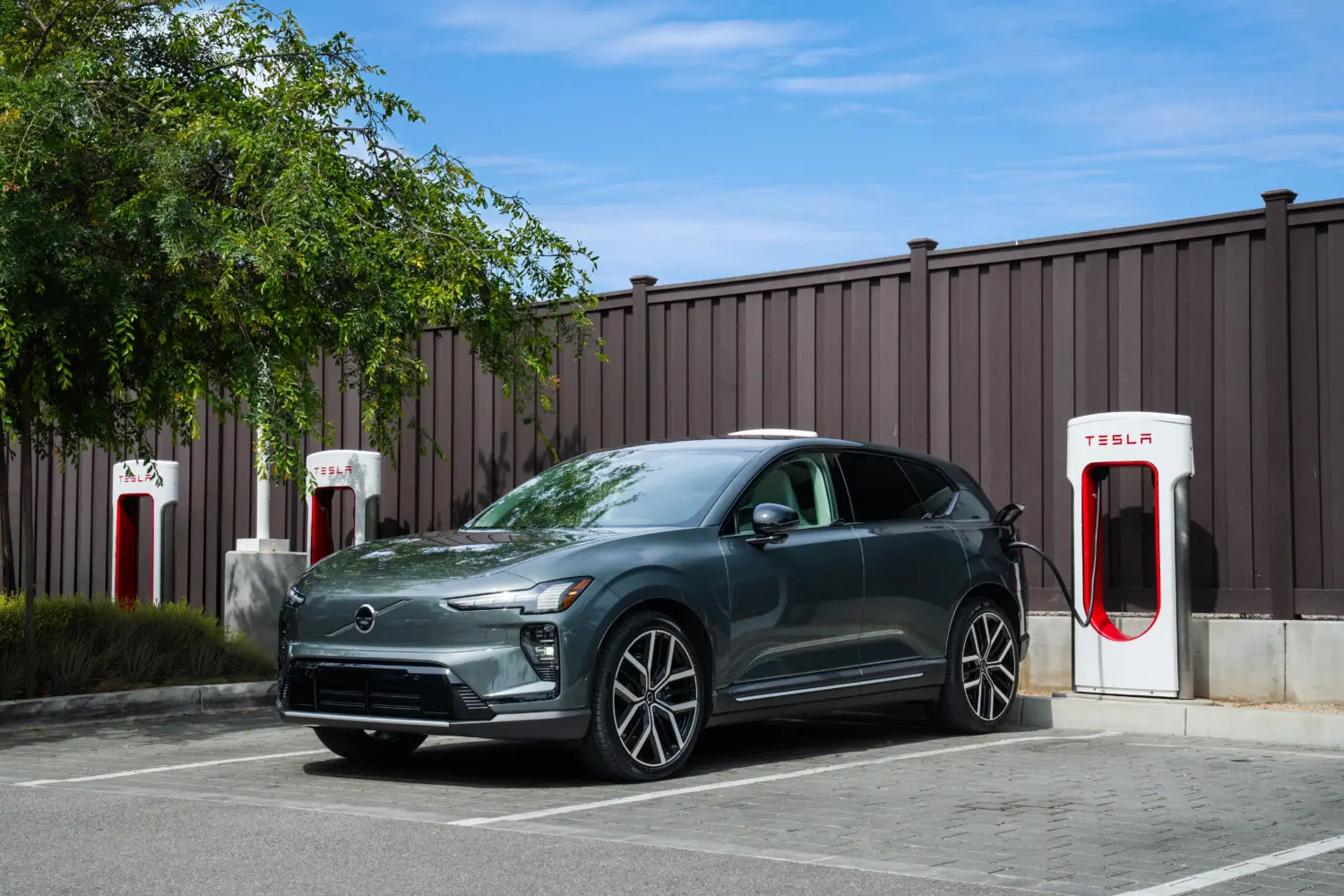 Volvo amplía el acceso a la red de Supercargadores de Tesla para sus eléctricos en Europa