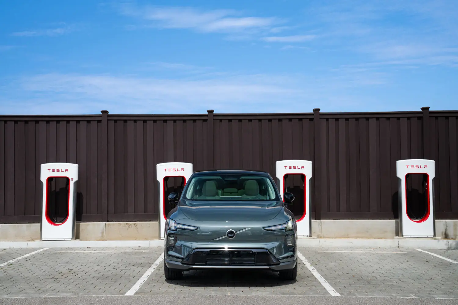Tesla Supercharger Accordion: 16 cargadores en un camión y un 20% más baratos 1 Motor16 red de recarga Tesla