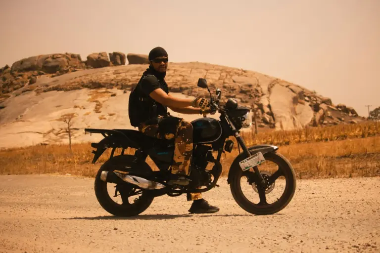 Abril más cálido en España: los riesgos de conducir moto con calor extremo