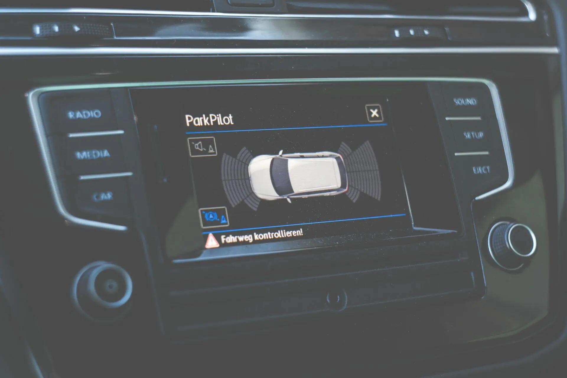 Accesibilidad audiovisual CNMC 2026: los fabricantes de coches, obligados a poner subtítulos y audiodescripción 1 Motor16 Pantalla multimedia. Subtítulos en los coches.