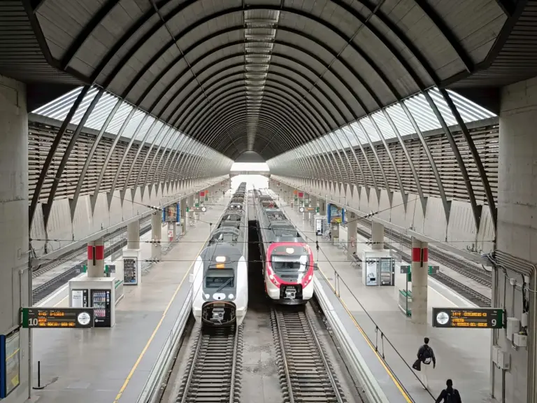 CNMC exige rebajar los cánones ferroviarios Madrid-Barcelona por las limitaciones de velocidad