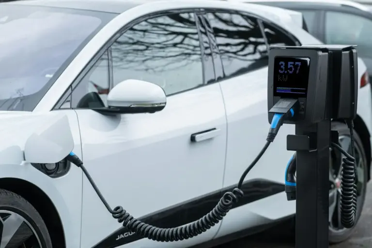 El calor extremo te roba 50 kilómetros de autonomía en tu coche eléctrico: cómo evitarlo con estos trucos