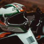 BMW estrena el casco System 8 con 50 anos de evolucion