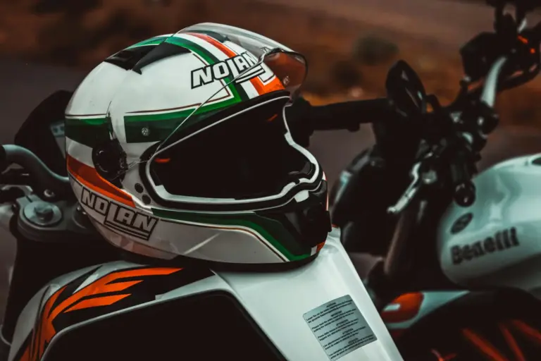 BMW estrena el casco System 8 con 50 anos de evolucion