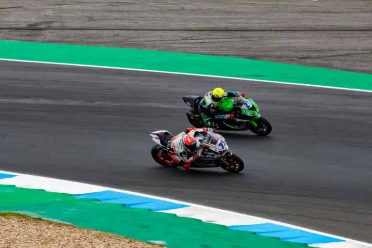 CFMoto 675 SR-R vs Zontes 703RR: la comparativa que enfrenta a las dos tricilíndricas chinas