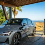 Rubén (48), técnico de mantenimiento: «Mima aún más tu coche eléctrico en verano con estos consejos»