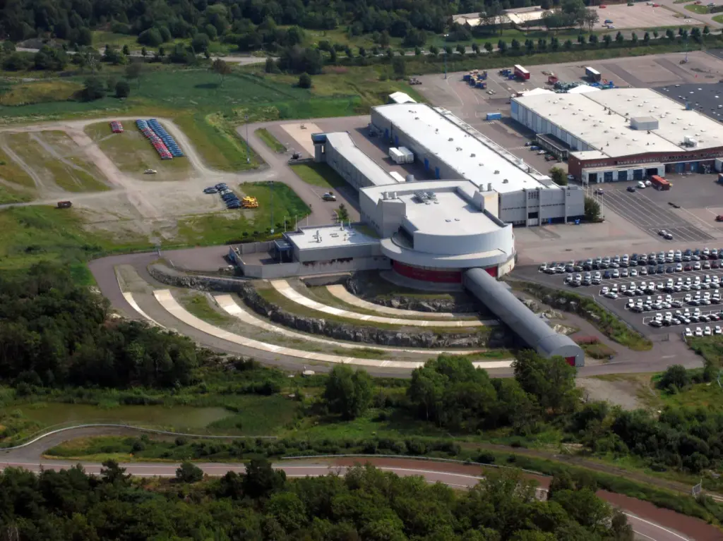 El laboratorio de crash test de Volvo supera las 10.000 pruebas en 25 años de actividad
